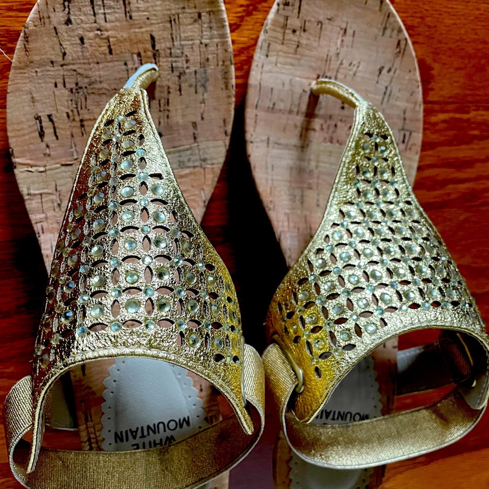 Beautiful White Mountain All Good Gold Thong Sandals. SIZE 8